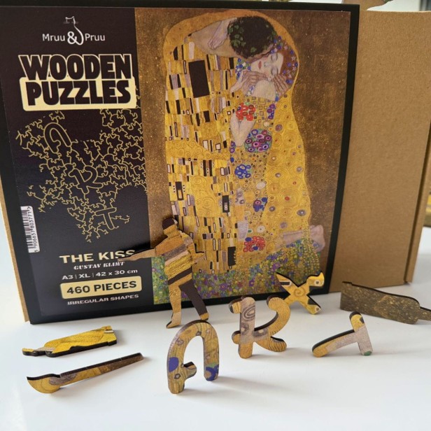 Gustav Klimt jigsaw puzzle, wooden jigsaw puzzle of *The Kiss*